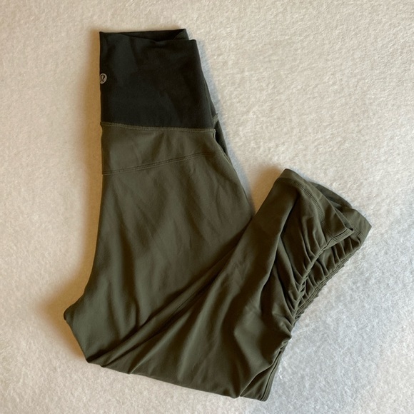 Lululemon SunSalutation Fold Down Waistband. Relaxed Fit. 7/8 Ruched Legs. Sz. 2 - Picture 3 of 16